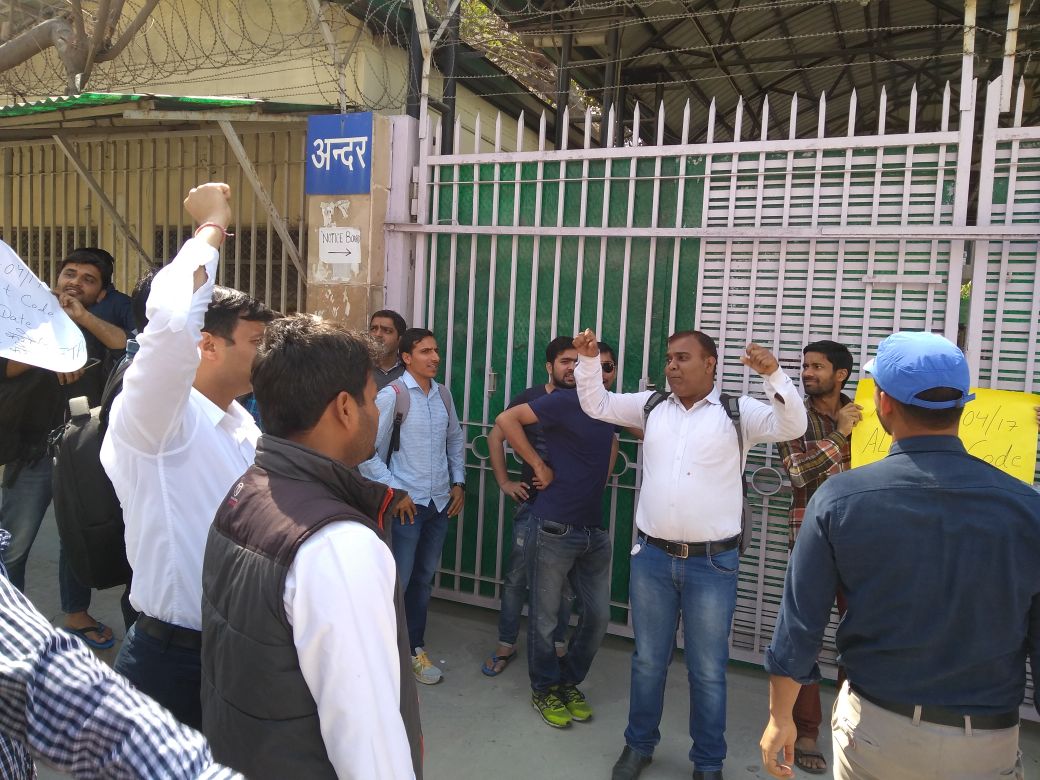ksumit55's tweet photo. @socialjurist @LtGovDelhi Thanks for supporting us #dsssbscam https://t.co/sjIH4Z6f5M