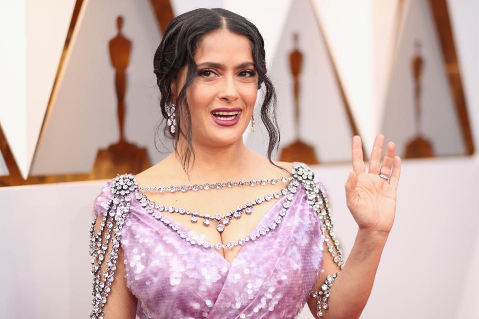 ForbesEnt's tweet photo. Salma Hayek wore more than $4.2 million worth of diamonds at the #Oscars. See the best red carpet jewelry here: https://t.co/hXN7QfhFub https://t.co/FTL8zvrHv6
