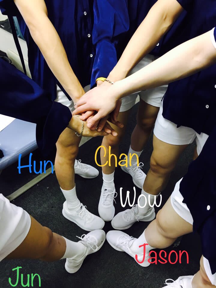 swtgrllubzyooh's tweet photo. So I solved the mystery of who legs are who in this pic. JunChan wore long-sleeves while WowDongSon wore shirt-sleeves. Chan wore the yellow band on his right hand. ☺️ 🤣 ♥️ #ACE #Jun #Donghun #Wow #Jason #Chan #에이스 #준 #동훈 #와우 #제이슨 #찬 #AceinJapan #Sweet_Fantasy https://t.co/dps6x5LYKo