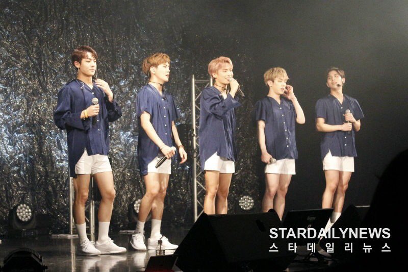 swtgrllubzyooh's tweet photo. So I solved the mystery of who legs are who in this pic. JunChan wore long-sleeves while WowDongSon wore shirt-sleeves. Chan wore the yellow band on his right hand. ☺️ 🤣 ♥️ #ACE #Jun #Donghun #Wow #Jason #Chan #에이스 #준 #동훈 #와우 #제이슨 #찬 #AceinJapan #Sweet_Fantasy https://t.co/dps6x5LYKo