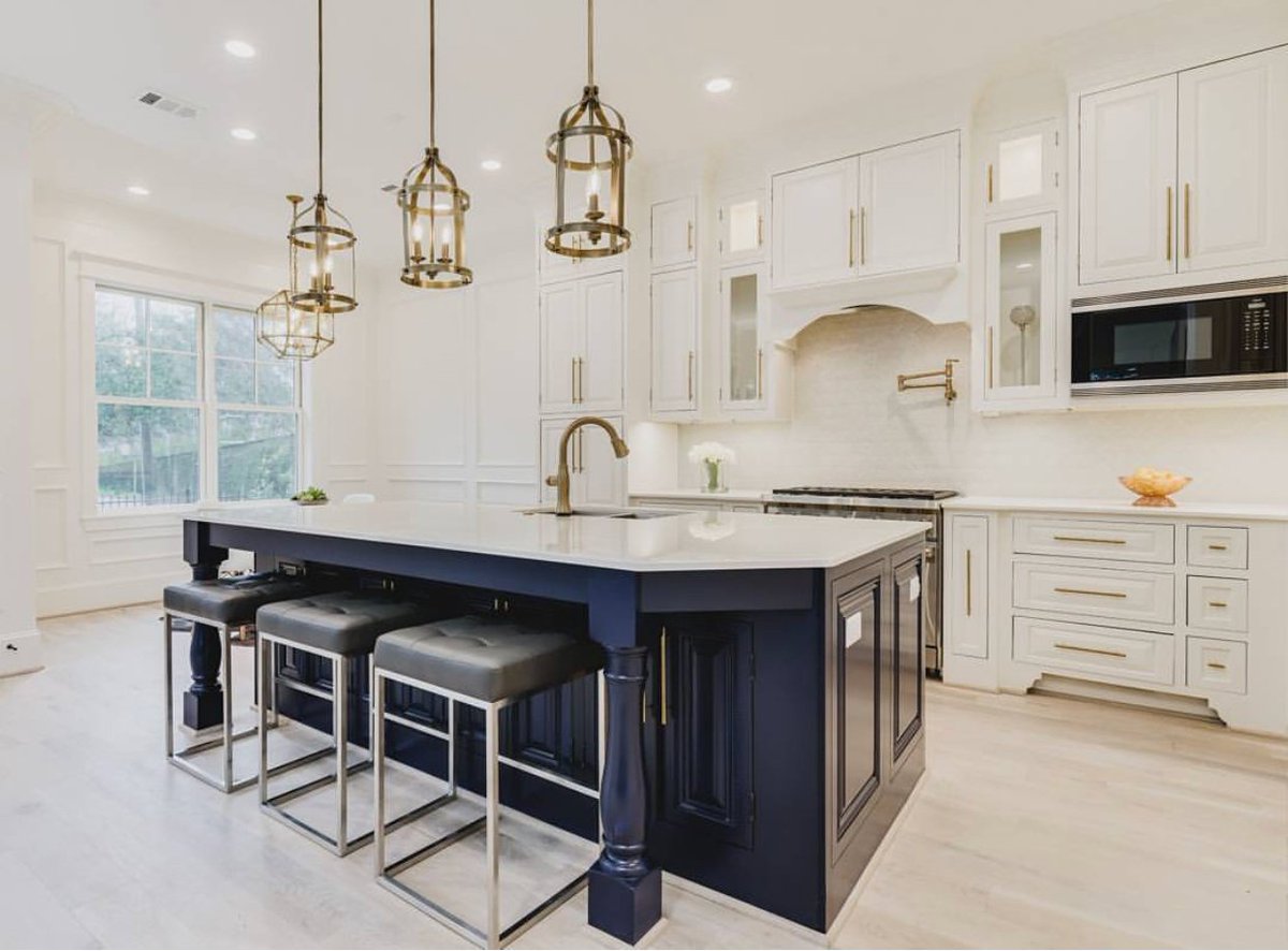 SherryFu_Kw's tweet photo. Take a look at this beautiful modern and spacious kitchen design. This island is an awesome contributing factor to its elegance. 😍🏡🔑 https://t.co/GFKiBkw6Lm