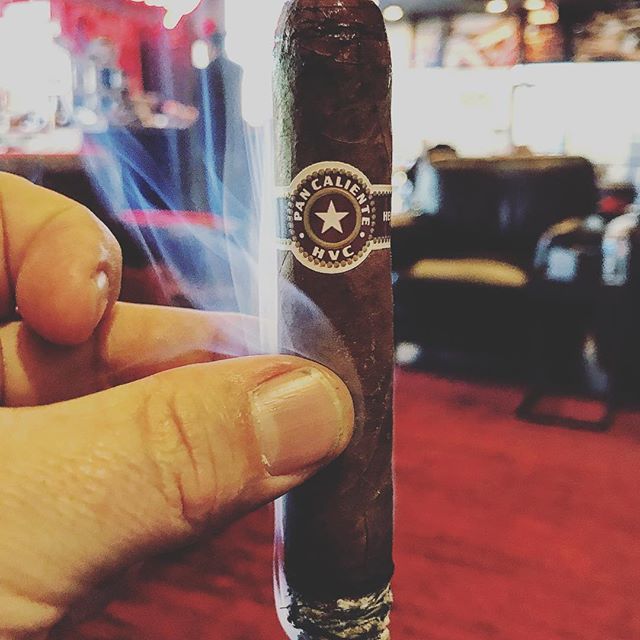 CigarJJ's tweet photo. Pan Caliente! #hvccigar https://t.co/Wc6FC9dJ37 https://t.co/RHBsStnWdP