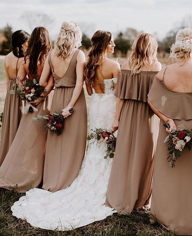 All you need in this life is your ✨girlfriends✨ and bae of course!! #OZBride @marywrightbranum 📸: @kartsiephotography ift.tt/2oS7bgd