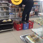 不衛生すぎるコンビニ店員に唖然 !このコンビニには二度と行かない!