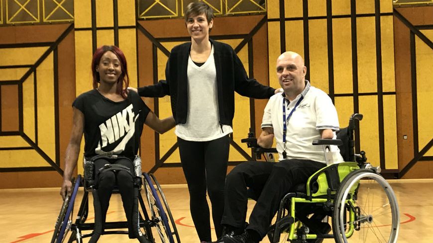 ici_officiel's tweet photo. Philippe Croizon tourne une série avec la championne de basket Céline Dumerc https://t.co/uNKagSv983 @capsule19 @PhilippeCROIZON https://t.co/v10ucGcfU6