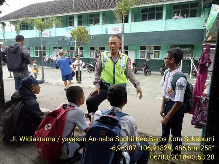 Polsekbarossmi's tweet photo. Panit II Shabara Polsek Baros antisipasi bubaran anak sekolah menghimbau supaya segera pulang ke rumah.masing2 https://t.co/gQ4pkkpKYH