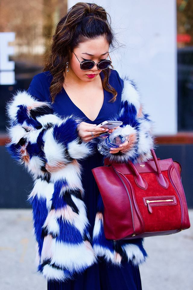 InfurMagazine's tweet image. Simple and comfy outfis from #nyfw2018 
📷 @DavidGoodmanPix    
#infurmagazine #furstagram #fashiontrends #luxuryfur #fur #womensfashion #nyc #NewYorkFashionWeek #selfie #picoftheday #igers #photography #photooftheday #portrait #photogram #behindthescenes #photoshoot #photog