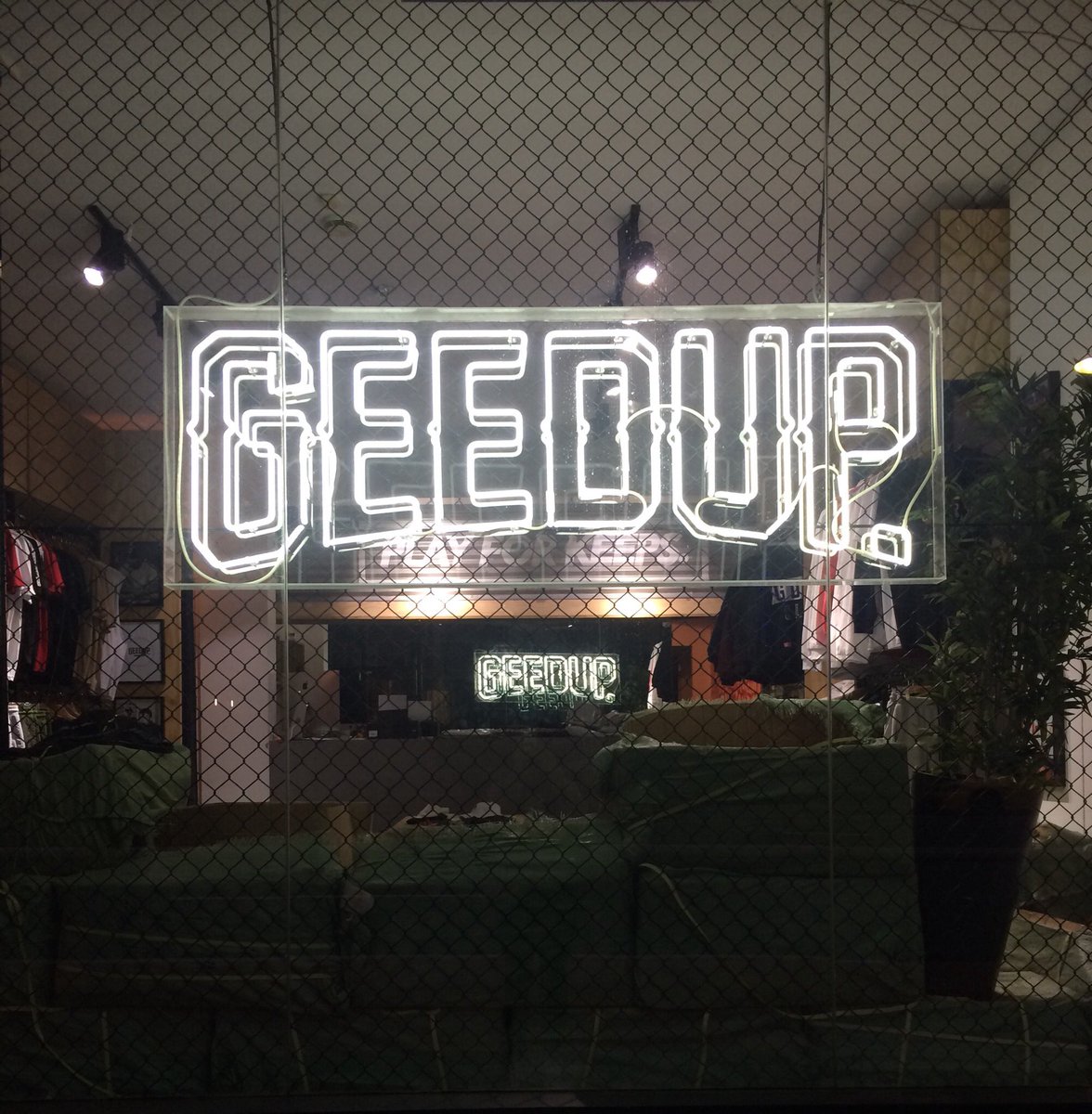 RhiannaField's tweet photo. 🔤 +💡#typeinthewild #neonlettering https://t.co/iPZEASWgD7