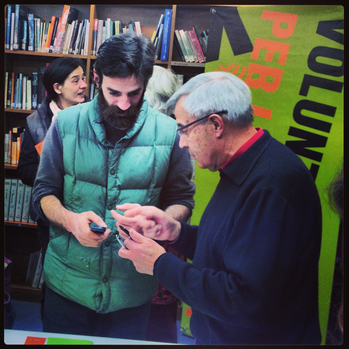 vxlgirona's tweet photo. Vius a #Olot o rodalia? Tens 1 h lliure a la setmana? Et necessitem! Busquem voluntaris per conversar amb persones que estan aprenent #català. Viuràs una experiència divertida i enriquidora. Fes-te voluntari! Apunta-t'hi a: olot-garrotxa@cpnl.cat o a https://t.co/UzBEMS5DuO. https://t.co/tjkHz9NwGn