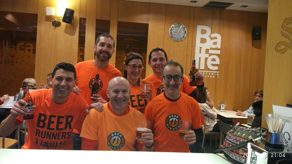 BeerRunners_Bu's tweet photo. Un gran equipo.. compartiendo unas cervecitas... @BeerRunners_Bu @BeerRunners_es @runners_es https://t.co/701Zxe9Yh7