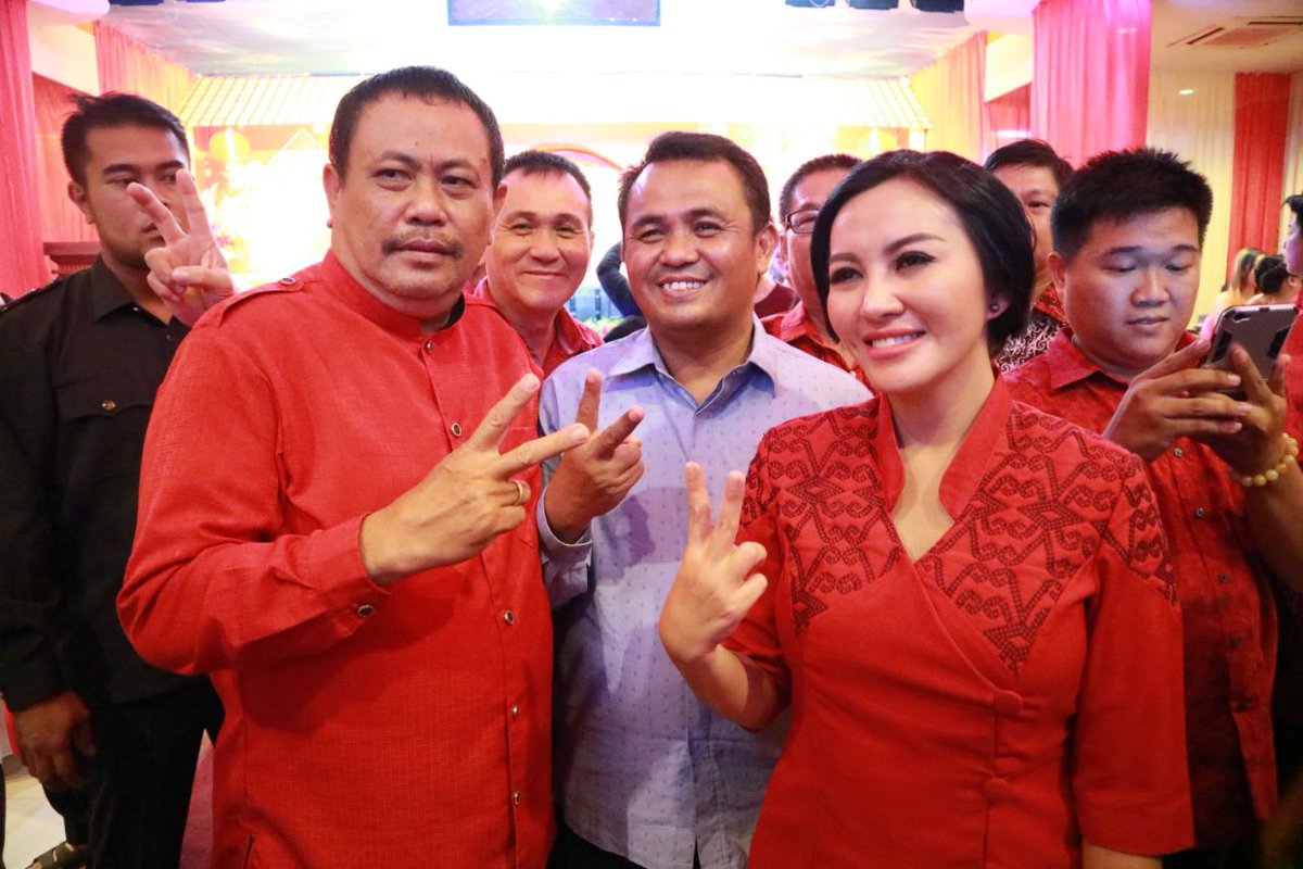 dr_karolin's tweet photo. Imlek selalu identik dengan warna merah. Warna yg menjadi simbol pengharapan di tahun baru, bahwa kesedihan dan kegelapan akan sirna digantikan kebahagiaan. Merah juga kerap dimaknai sebagai lambang kebaikan hati, kebenaran dan ketulusan hati. https://t.co/jRC4UBgFJS