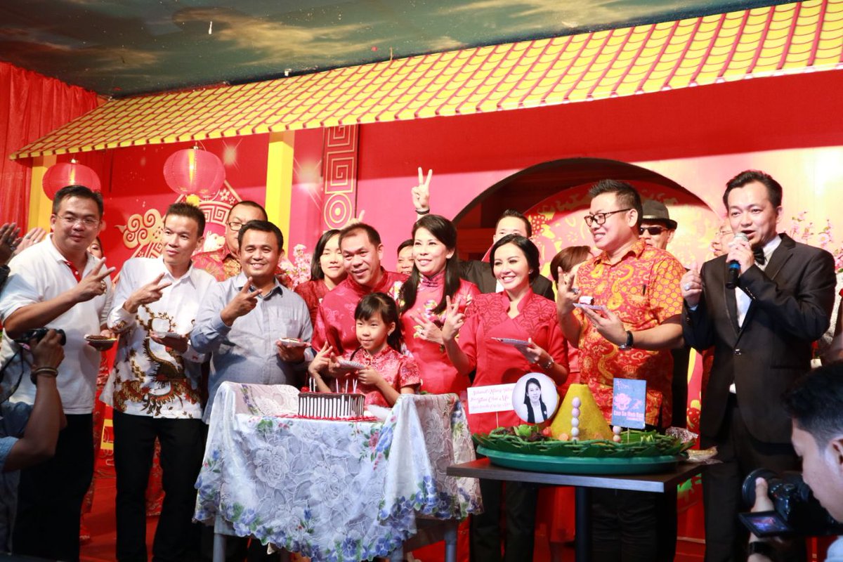 dr_karolin's tweet photo. Imlek selalu identik dengan warna merah. Warna yg menjadi simbol pengharapan di tahun baru, bahwa kesedihan dan kegelapan akan sirna digantikan kebahagiaan. Merah juga kerap dimaknai sebagai lambang kebaikan hati, kebenaran dan ketulusan hati. https://t.co/jRC4UBgFJS