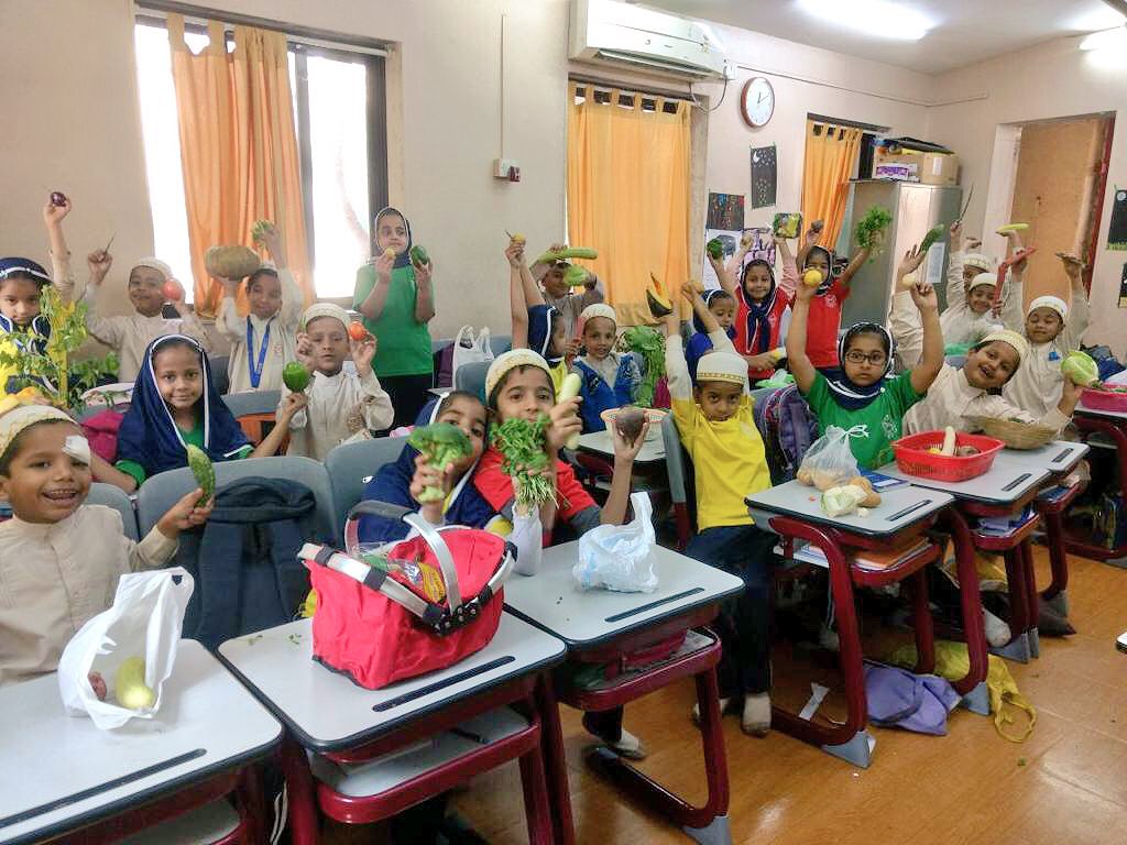 Dawoodi_Bohras's tweet image. Pupils at MSB School Mumbai engage in role play by setting up a vegetable market with real produce. #learningbydoing #funinlearning