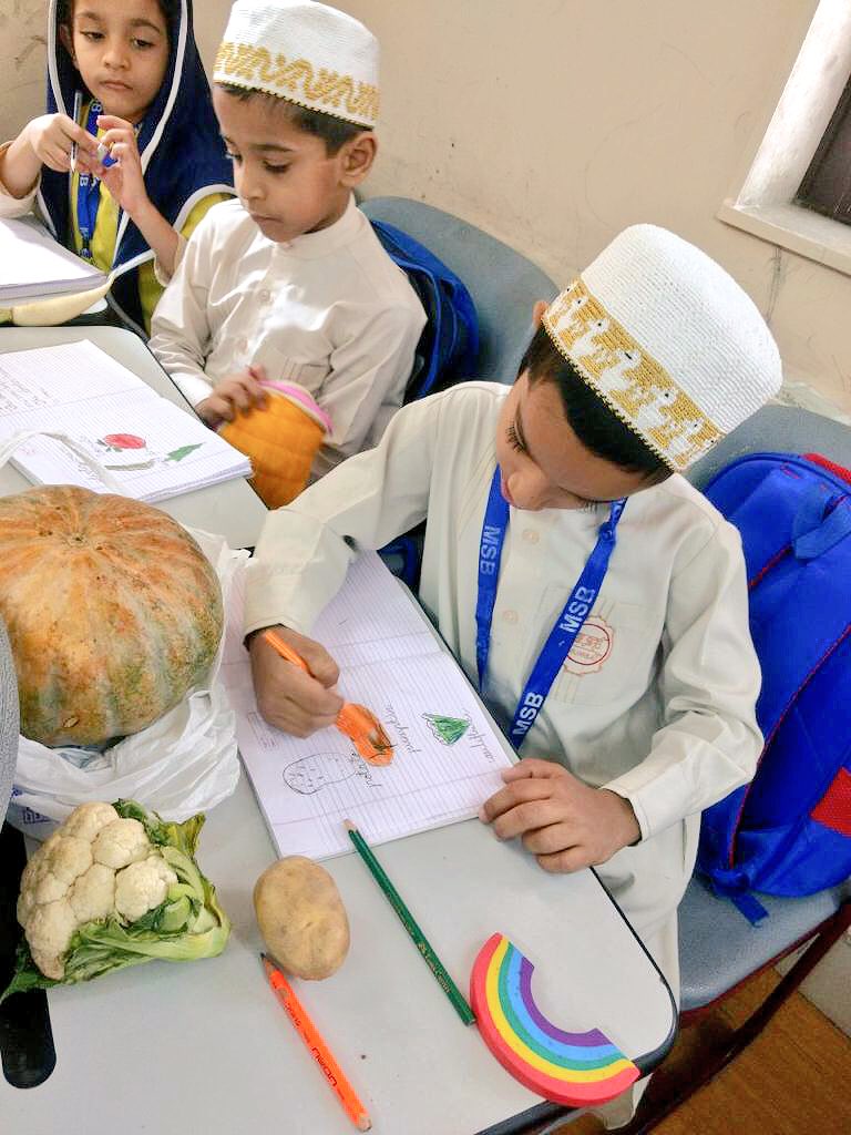 Dawoodi_Bohras's tweet image. Pupils at MSB School Mumbai engage in role play by setting up a vegetable market with real produce. #learningbydoing #funinlearning