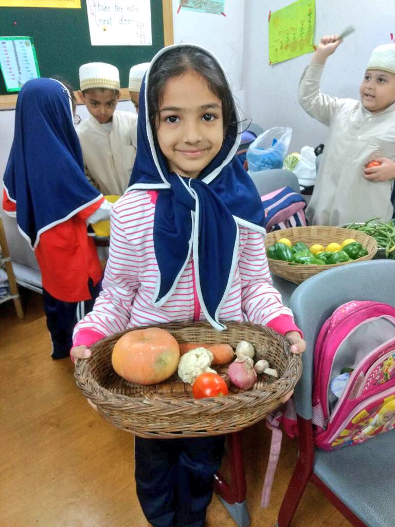 Dawoodi_Bohras's tweet image. Pupils at MSB School Mumbai engage in role play by setting up a vegetable market with real produce. #learningbydoing #funinlearning