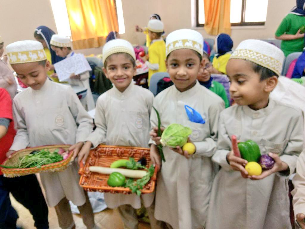 Dawoodi_Bohras's tweet image. Pupils at MSB School Mumbai engage in role play by setting up a vegetable market with real produce. #learningbydoing #funinlearning