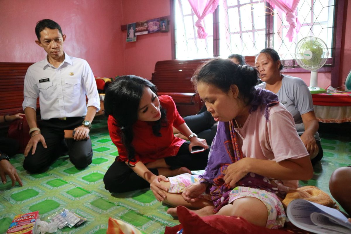dr_karolin's tweet photo. Bu Regina terkena kanker mulut, pada awalnya seperti sariawan di lidah, lambat laun semakin parah hingga menggerogoti lehernya. Setelah melihat kondisinya saya langsung berkoordinasi dengan Plt. Bupati Landak Bapak Herculanus Heriadi untuk membantu pengobatan Regina. https://t.co/UzPxUkDphD
