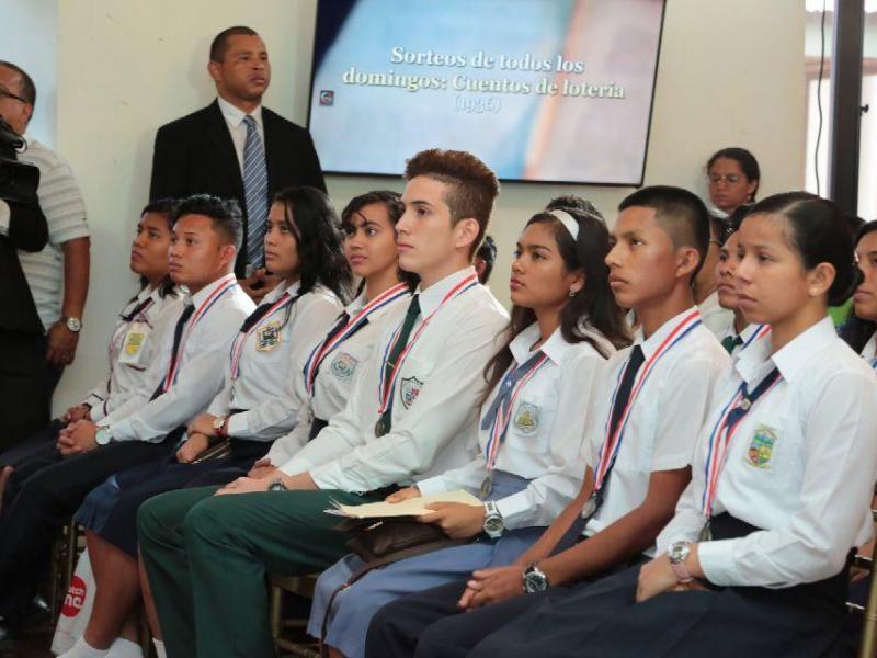 Recomendados: Recomendados:En un acto desarrollado ayer, estudiantes que ocuparon los primeros puestos recibieron computadoras y medallas elsiglo.com.pa/panama/chirica…