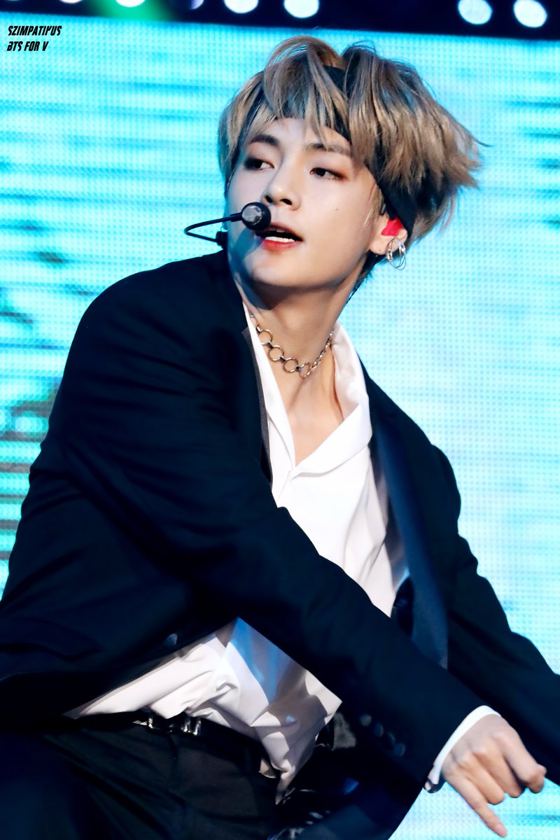 Szimpatikus_kr's tweet photo. 171201 MAMA in HK
#V #태형
헤..밴..사..랑..
수..트..사..랑..
#iHeartAwards #BestFanArmy #BTSARMY
@BTS_twt https://t.co/aAqllLRpHj