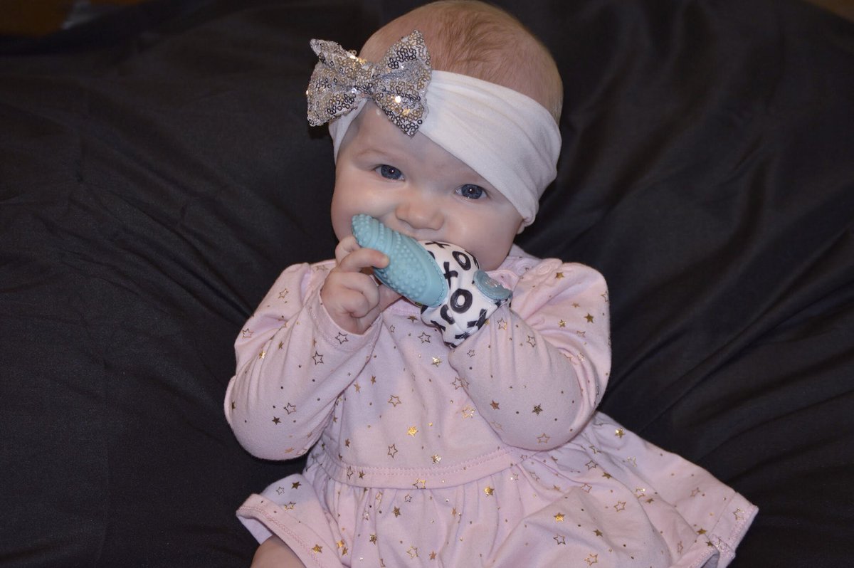 Taylor_Bitchhhh's tweet photo. We finally got our #munchmit in the mail!! & as you can tell Grace is so excited! She couldn’t even wait 5 seconds for me to take a picture of it lol! & it came just in time for her 2nd tooth to poke through! #malarkeykidsbrandrep #ORIGINALmunchmitt #mominvented @malarkeykidsinc https://t.co/CbsHMdM232