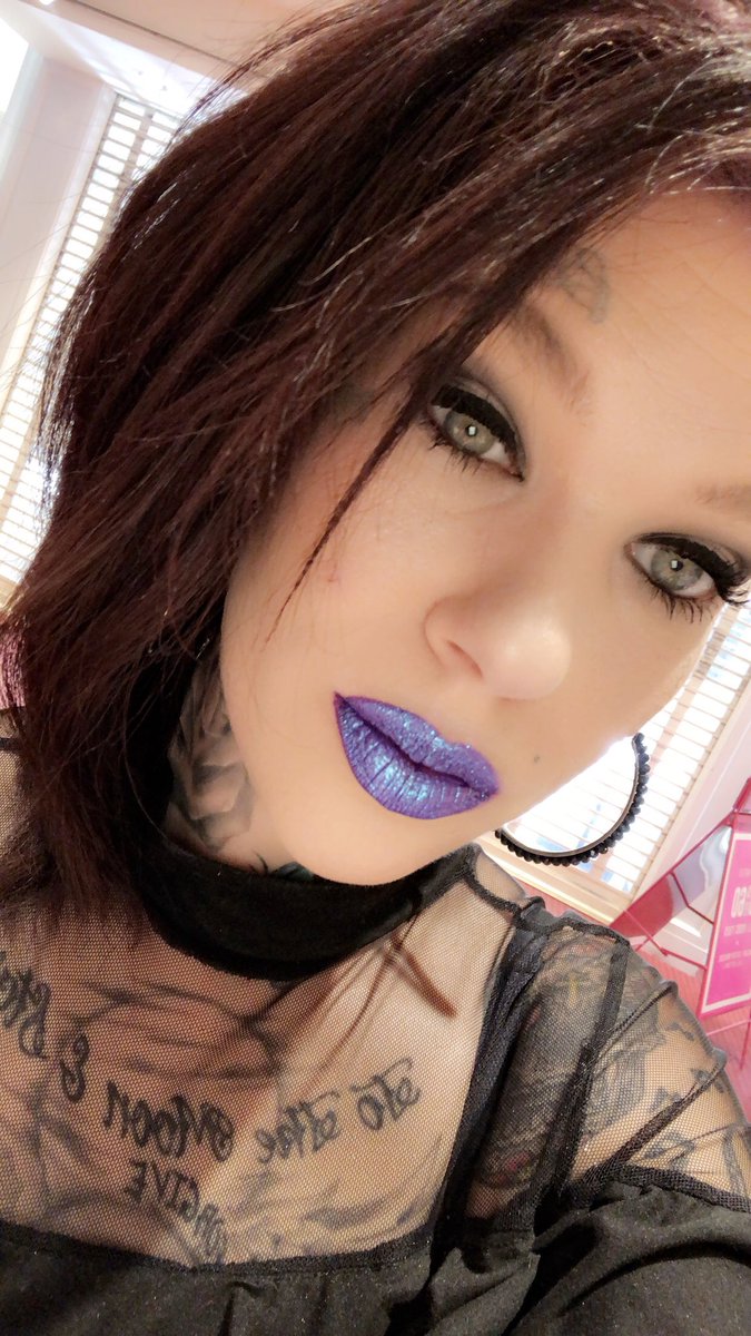 LeeDeshea's tweet photo. New Kat Von D lipstick!!! @KATVONDbeauty @katvondworld https://t.co/krrKCGx9UI