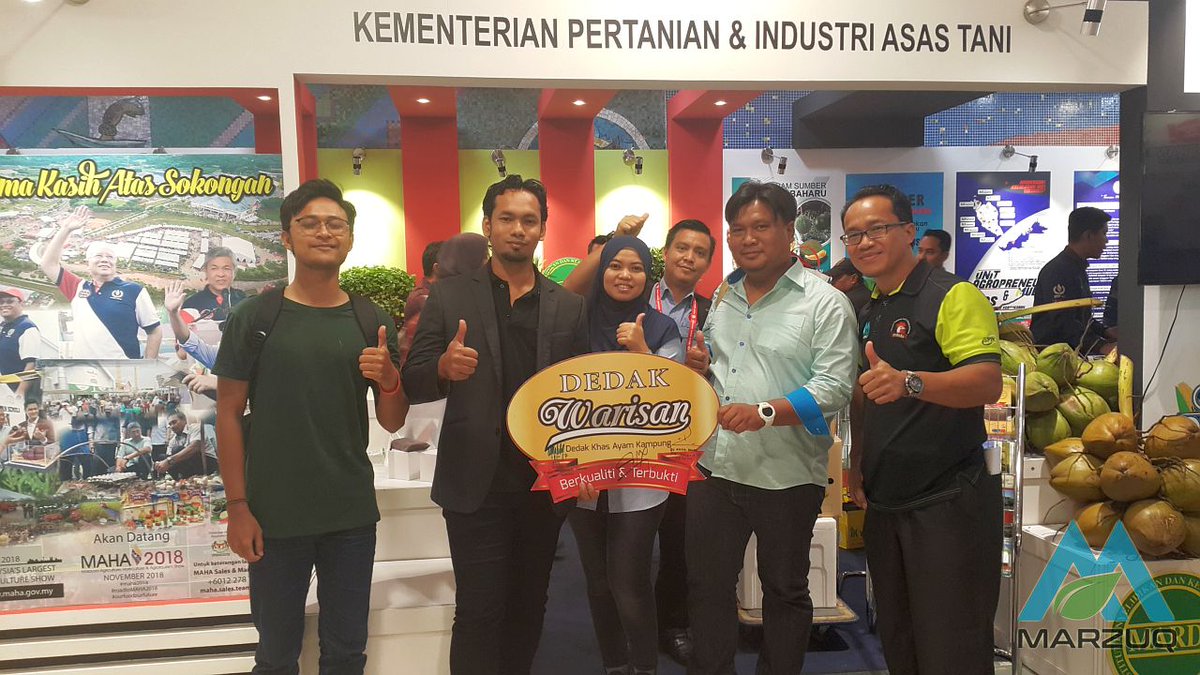 marzuqbayu's tweet photo. Throwback Perhimpunan Umno #PAU2017 di booth @moaMalaysia PWTC. Marzuq mempromosikan #dedakwarisan formulasi #ayamkampung. Siap dapat berjumpa dengan @shaberyc. https://t.co/wRVmSiUcOa

#makananayam #dedakayam #pembekaldedak #OurFoodOurFuture https://t.co/b4cRha1FMy