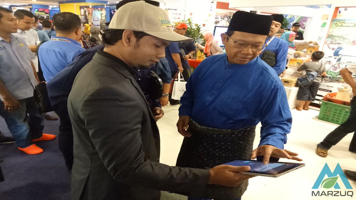marzuqbayu's tweet photo. Throwback Perhimpunan Umno #PAU2017 di booth @moaMalaysia PWTC. Marzuq mempromosikan #dedakwarisan formulasi #ayamkampung. Siap dapat berjumpa dengan @shaberyc. https://t.co/wRVmSiUcOa

#makananayam #dedakayam #pembekaldedak #OurFoodOurFuture https://t.co/b4cRha1FMy
