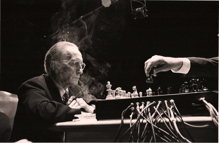 senstays's tweet image. 50 years ago: Marcel Duchamp watches John Cage make a move at “Reunion,” Gordon Ryerson Institute, University of Toronto, Ontario, March 5, 1968 (photo by Shigeko Kubota, courtesy the John Cage Trust). Cage lost… twice. #musicalchess hyperallergic.com/424124/marcel-…