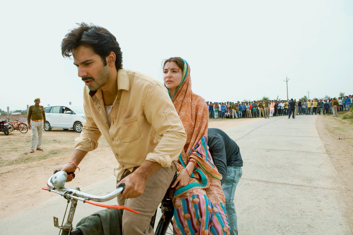 SuiDhaagaFilm's tweet photo. Mauji takes Mamta for a cycle ride! @AnushkaSharma rode pillion as @Varun_dvn cycled for close to 10 hours in the sweltering heat at Chanderi. Read more- https://t.co/4v6JenPRaO  | #SuiDhaaga | @yrf https://t.co/iBMchw7qPr
