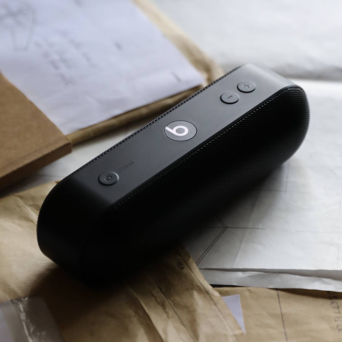BeatsbyDreJP's tweet photo. Get it done. 好きな音楽を聴けば、作業がもっとはかどる。ワイヤレススピーカーの #PillPlus は、最長12時間も持続するバッテリーで頑張るキミをサポート🎵

詳しくはここからチェック。
https://t.co/xPmVGJ3hnX https://t.co/19SwwotyoA