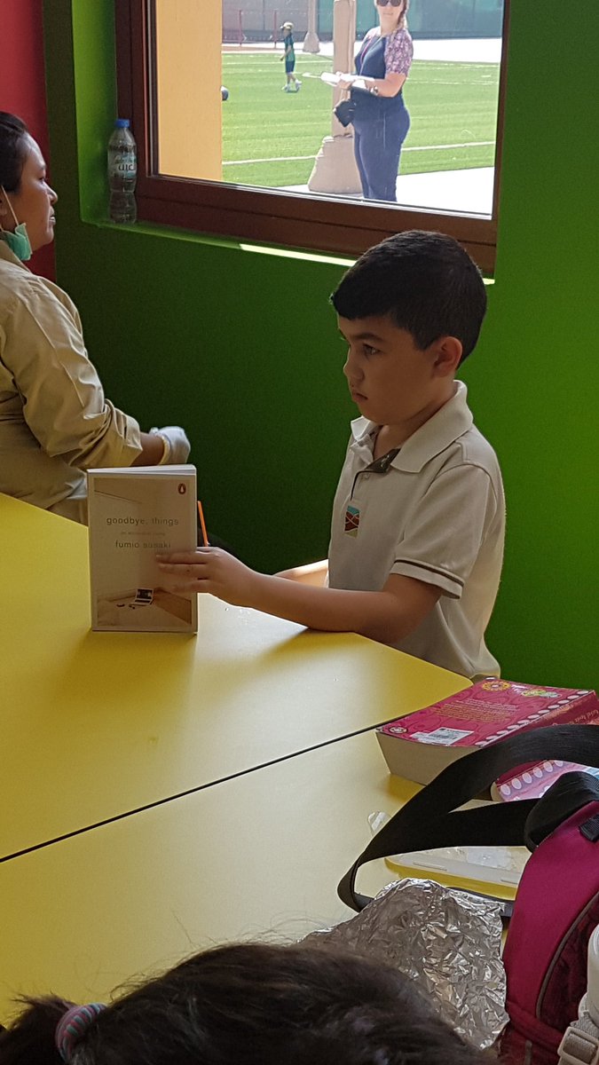 GCSPYPLANGUAGE's tweet image. When you know you should be filling up on food but you just got a brand new book! #gcsbookweek #behappybegcs