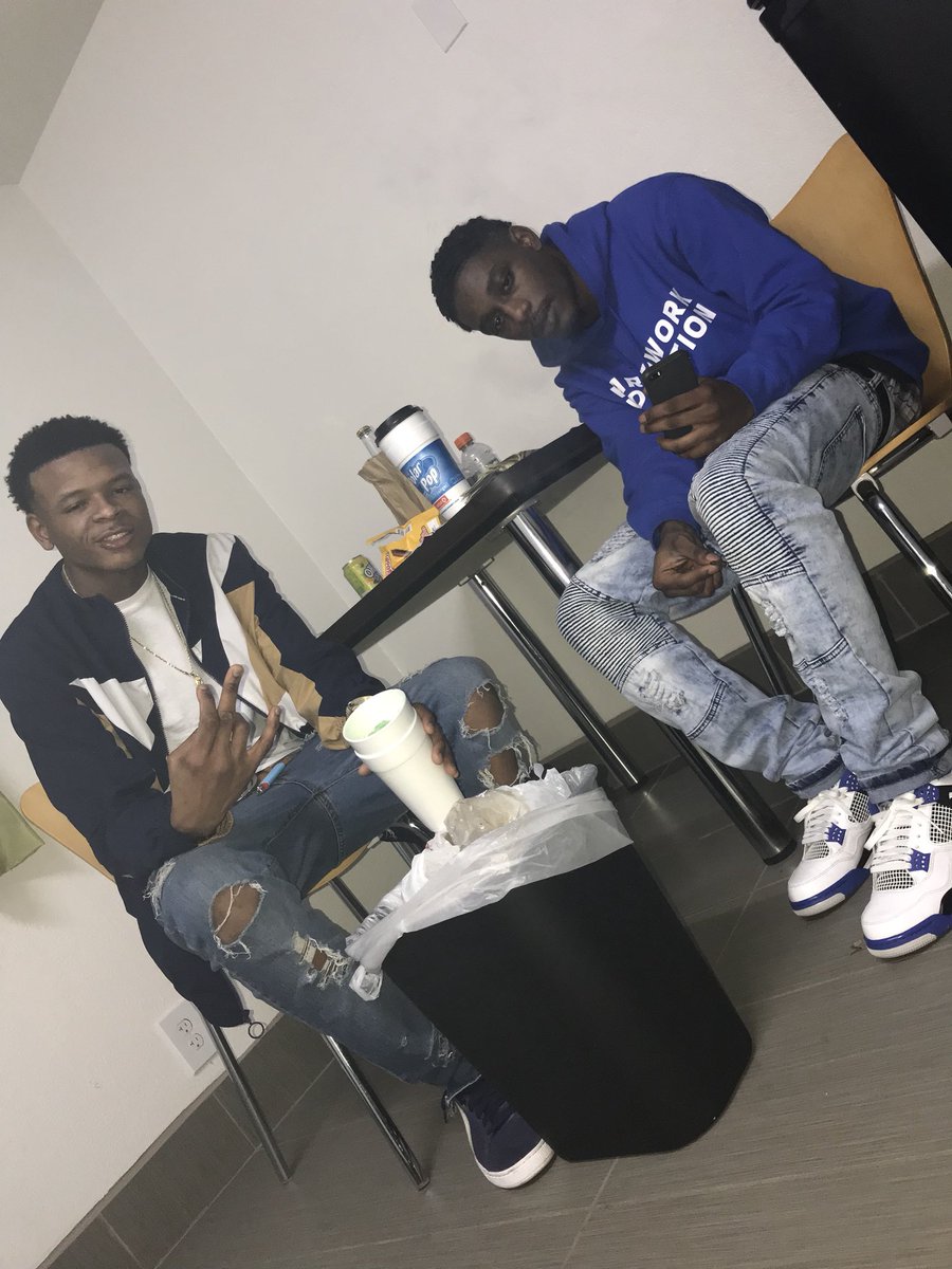LilTHoward75's tweet photo. I’m Sippin Lean🤷🏽♂️💧🍏, Living My Dream🙇🏽💰🔌, Blowin On Dat Smoke🍃🤣frfr...#Trailforeva❤️👌🏾 https://t.co/YBLKBrBNrU