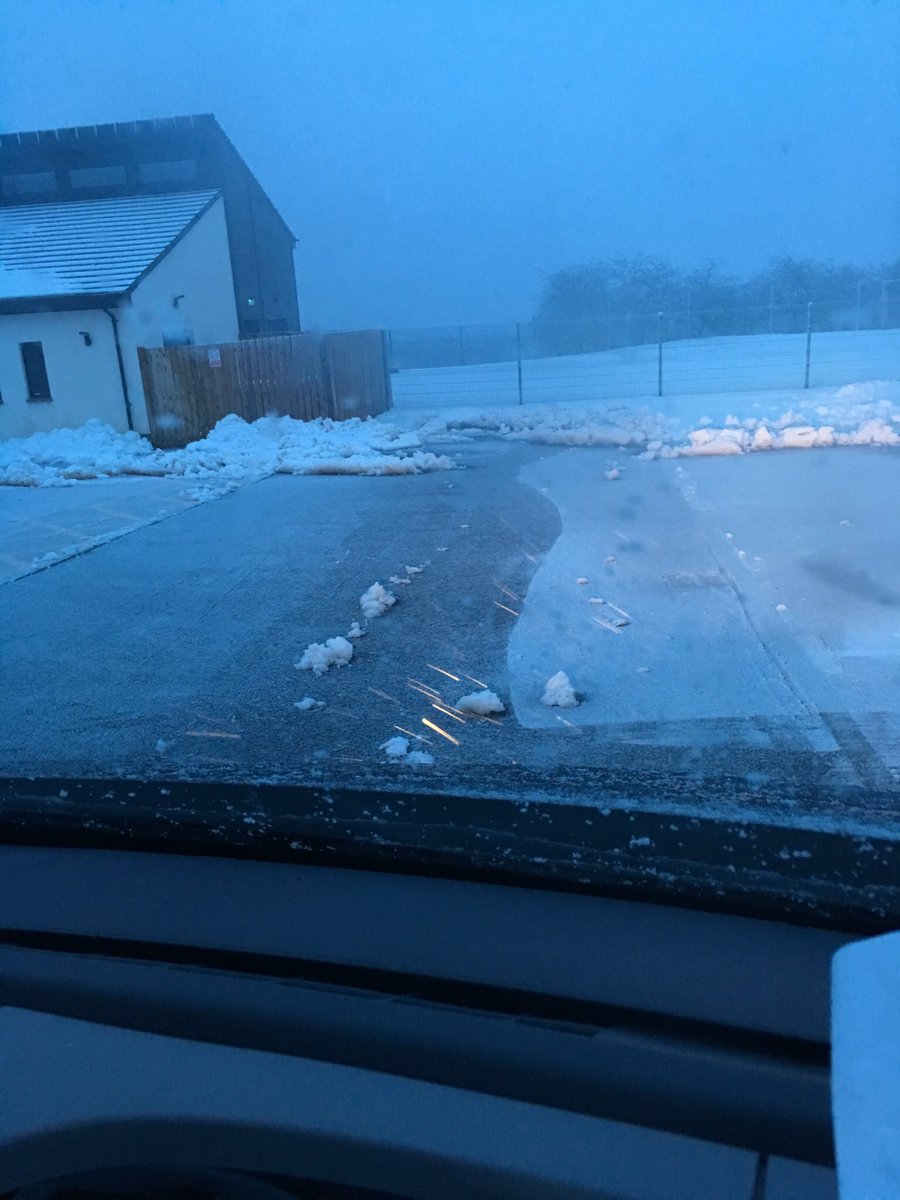 TurfScapesScot's tweet photo. @CasCasG @GBXANTHEMS @1025Clyde1 snow battering down in south lanarkshire can’t keep up with it !!! Forecast for the whole day 👎 https://t.co/LtmrHkgD8f