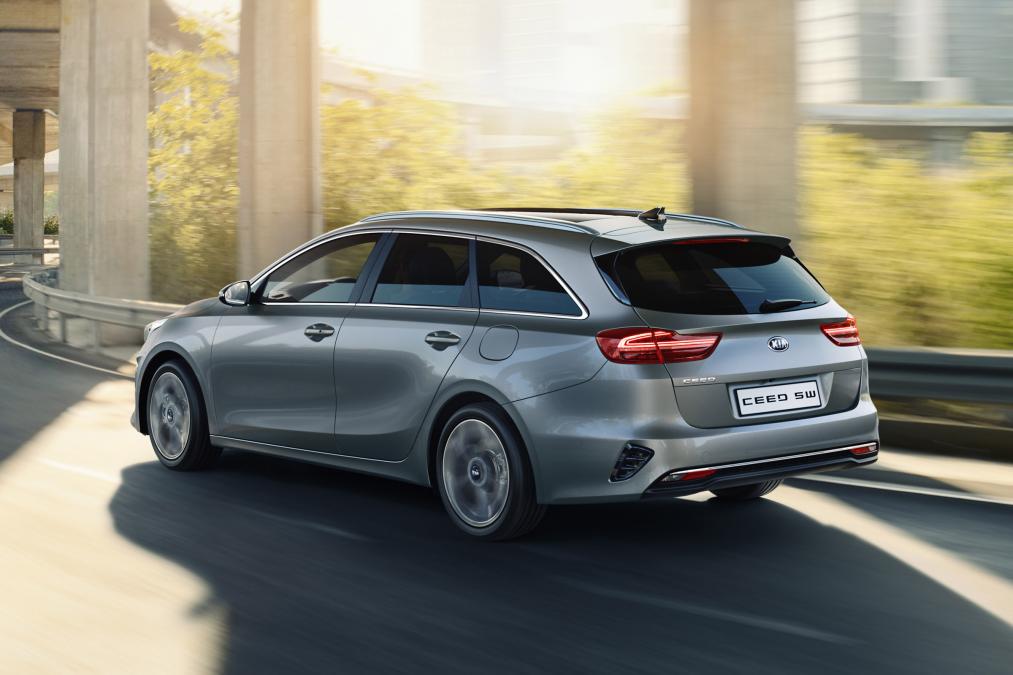 AutoExpress's tweet image. The new #Kia #Ceed Sportswagon has been revealed to join the hatch in the range. What do you think? aex.ae/2oUqiWT