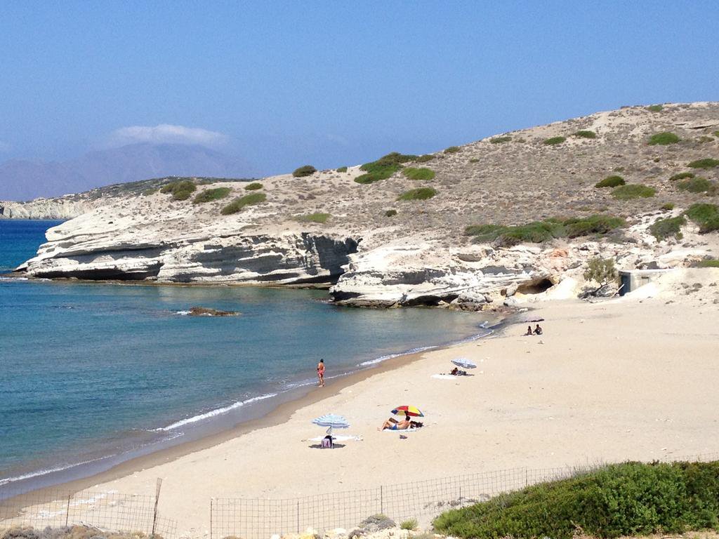 TraveltoMilos's tweet photo. Ammoudaraki beach, #Milos https://t.co/KiRMpa8yxw  #TraveltoMilos #Ammoudaraki #beach #Cyclades #holidaygr, passion for ☼ #Greece https://t.co/fDcKVxPm2w