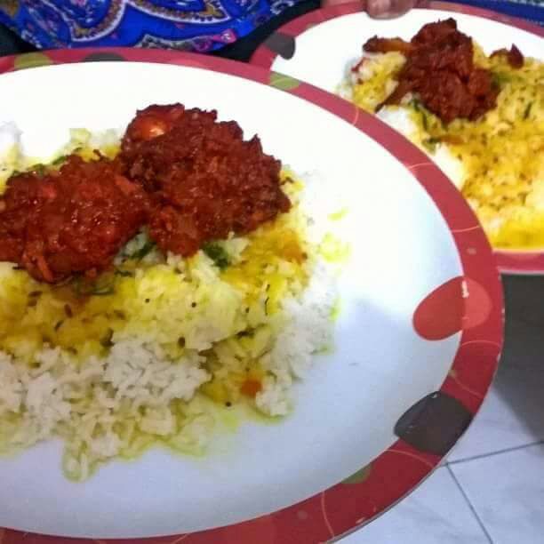 Yum_Mum_Kitchen's tweet photo. Yummylicious steamed rice with some homemade dal(yellow lentis) in ghee(clarified butter) served with lip smacking chicken lollipop. #chickenlollipop #dalchawal #chicken #homemadefood #indianfood #tiffinservice #tiffinservicespune #foodlovers #foodie #healthyfood #catering https://t.co/gQOfHfvgr0