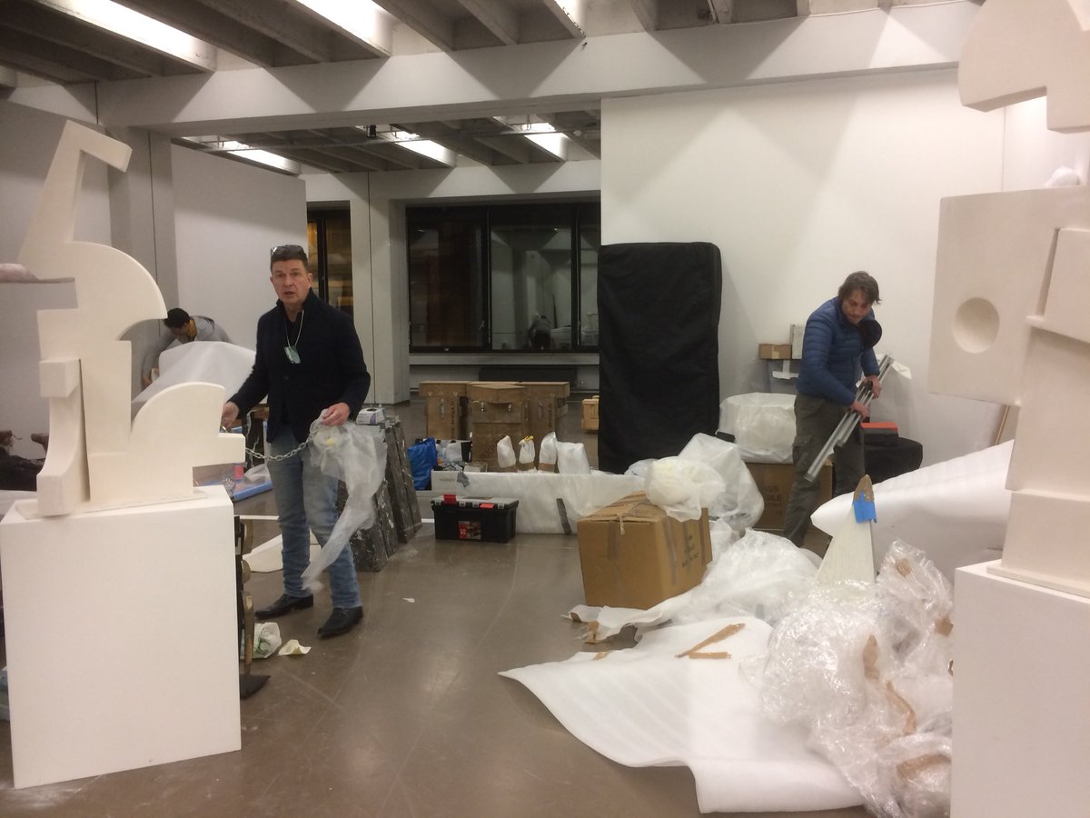 Post No3 So it’s been 4 years since I’ve been #acting in #Brussels but I’m back. Back on continental Europe helping me uncle garethdevonaldsmith.co.uk sell some eye watering work @collectiblefair - that’s is if we manage to get the stand sorted by tomorrow #OnTheVerge #DDS #design