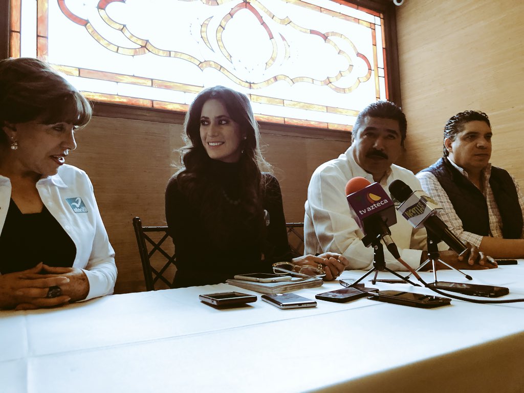 AnaMarquez_'s tweet photo. Y Shihuahua alzó la voz y en @NuevaAlianzaChi @NuevaAlianza los escushamos!!!! 29 Asociaciones Civiles toman protesta como activistas aliancistas! Se me sale el corazón de felicidaaaaad! Gracias gente bonita!🙏🏻 https://t.co/44saUbbGcR