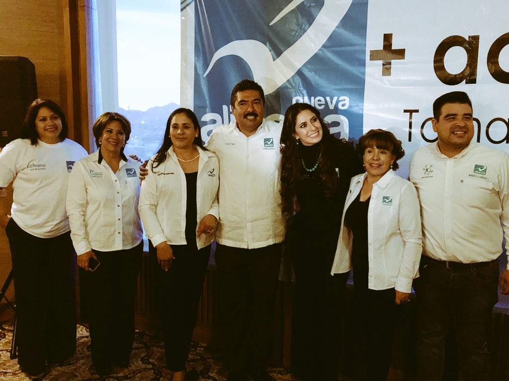 AnaMarquez_'s tweet photo. Y Shihuahua alzó la voz y en @NuevaAlianzaChi @NuevaAlianza los escushamos!!!! 29 Asociaciones Civiles toman protesta como activistas aliancistas! Se me sale el corazón de felicidaaaaad! Gracias gente bonita!🙏🏻 https://t.co/44saUbbGcR