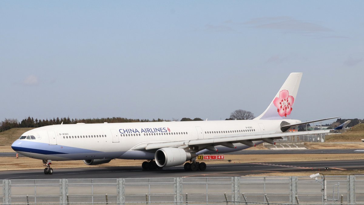 raichan_nariku's tweet photo. China Airlines(CAL) #CI100 TPE--NRT✈️ #Bー18360 . A330-302✈️ NRT34R,Landing.🛬東雲の丘、当機着陸時私一人になった。😅寒風の中一人で撮影しているのに気をかけてくれたのかクルーが手を振ってくれました😂思わずシャッターの右手を放し手を振り返してしまった😐よってその後の写真が無い😉 https://t.co/qreMfIKvmB