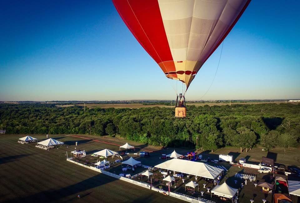 KVUE's tweet photo. Best of Texas Hot Air Balloon Festival glides into ATX https://t.co/fyMNUaYbNV https://t.co/YwLZgYh6rb