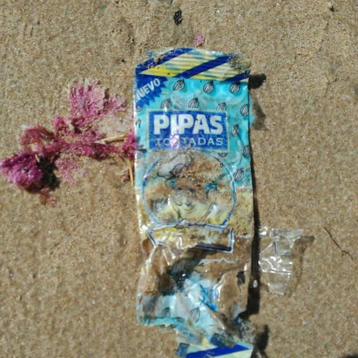 AuxiPeMore's tweet photo. 🔔 La costa de #Cádiz ha devuelto con #Emma un paquete de pipas de hace unos 15 años.
¡La muestra de lo que tarda en desintegrarse nuestra basura!😞 https://t.co/twPrZTdNix