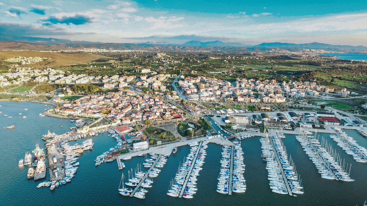 3. CEMRE DE TOPRAĞA DÜŞTÜ
Doğa canlanıyor, dallar çiçek açıyor. Baharın başladığını gösteren 3'üncü cemre dün gece toprağa düştü. Osmanlı'da Divan şairleri cemre zamanlarında önemli kişilere övgü şiirleri yazarlardı. Bu şiirlere ‘cemreviye' denilirdi. Bizce en büyük övgü doğaya..