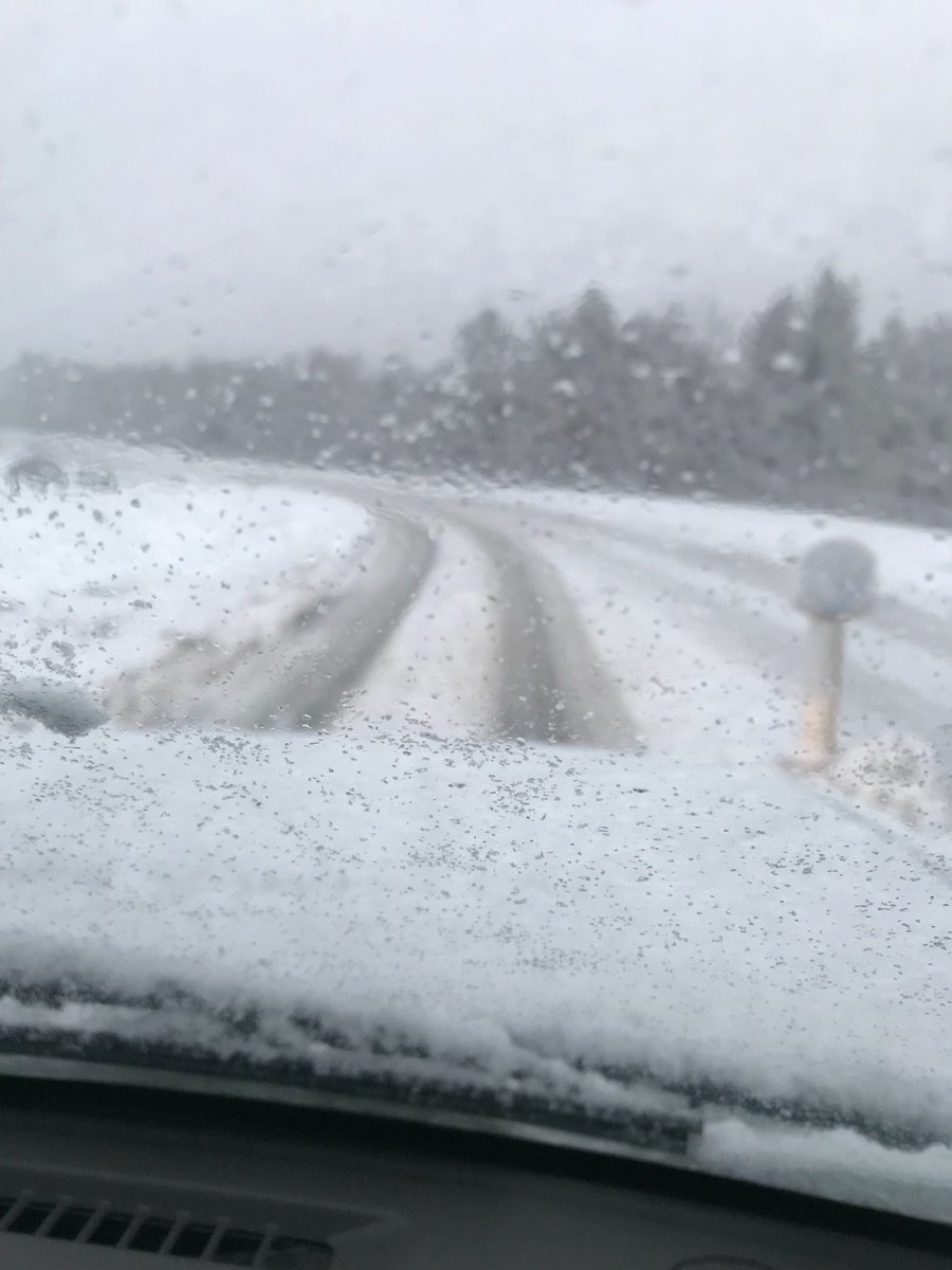 EmmaHardie's tweet photo. @nlcpeople any chance we can get a snow plough/gritter into craigmarloch, Cumbernauld when there's one free? https://t.co/9sDQayq0cn