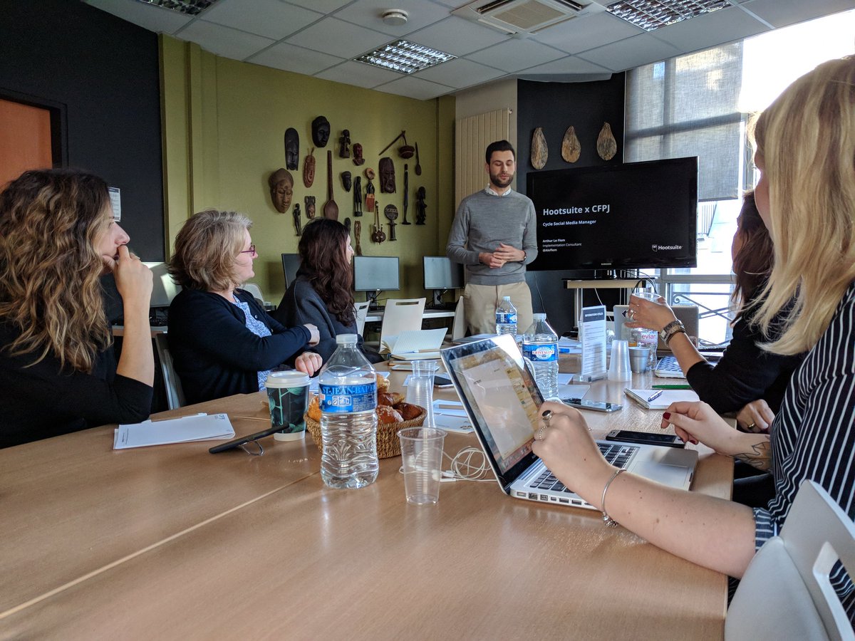 olivierraviart's tweet photo. Le retour du sémillant @Aleflem au #SMMCFPJ pour partager son expérience et évoquer les usages de @HootsuiteFR avec la promo 6. Merci 🙏. @cfpjcom https://t.co/Qiak3YV7kN