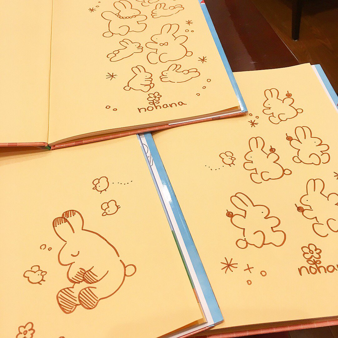 書店さまにご依頼いただいた『うさぎマンション』サイン本をお描きしました?編集者さんがカメラマンになってくださいました?(写真に写っていないサイン本もあります◎) 
