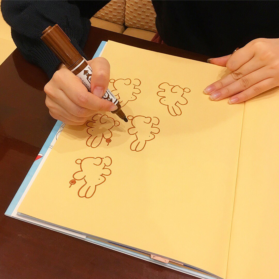 書店さまにご依頼いただいた『うさぎマンション』サイン本をお描きしました?編集者さんがカメラマンになってくださいました?(写真に写っていないサイン本もあります◎) 