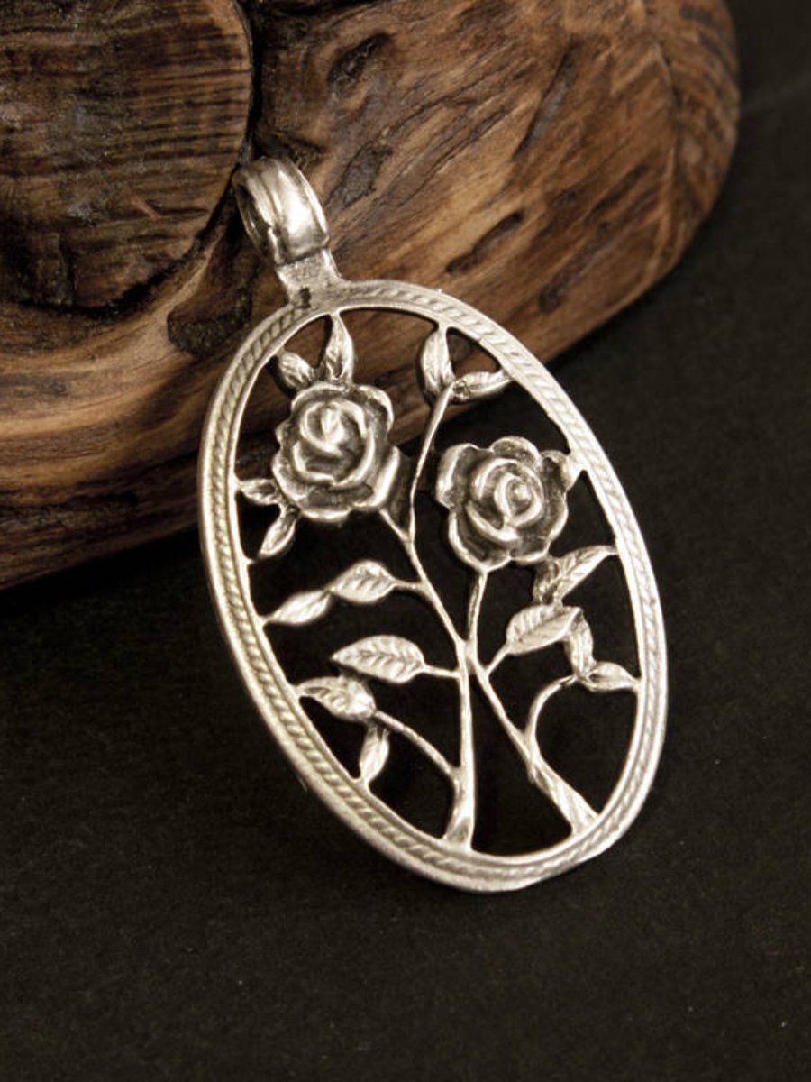 TabithaStudio's tweet image. Large Rose Pendant, Ellipse Framed Rose Pendant, Antiqued Silver, 47 mm, 1.85", Flower Pendant etsy.me/2FfLt0E #silver #jewelrymaking #silverfilled #metalbeads #antiquesilvertone #charms #rose #rosependant #rosecharm #rosejewelry