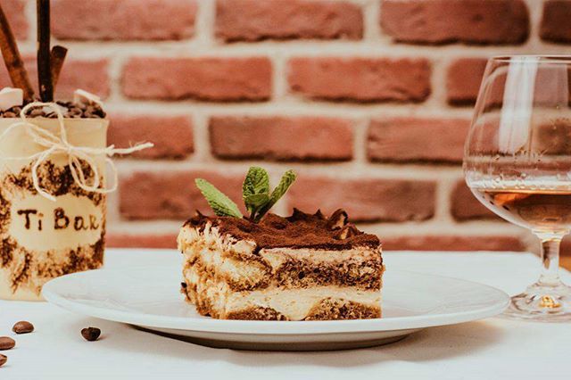 markawsieci's tweet photo. Czy to właściwa chwila na kawę i ciastko? 😋

#warszawa #warsaw #reklama #marketing #poland #polska #polishgirl #polishboy #yummy #krakow #wawarszawa #markawsieci https://t.co/dKO9075mWL https://t.co/LfN1dSqCVL