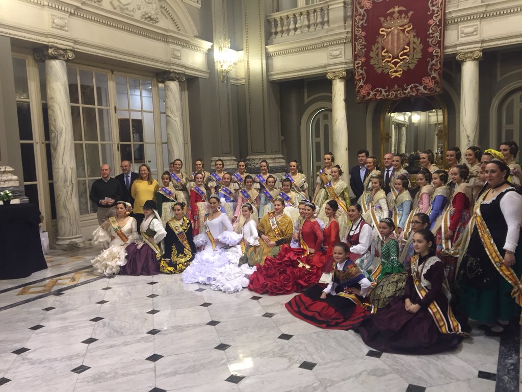 popularesVLC's tweet photo. .@EusebioMonzo @alfonsonovovlc @bernalsanchis @AlbertoMen2011 en la recepción oficial de las Casas Regionales #Falles2018 #Fallas2018 https://t.co/la9IisWFSO
